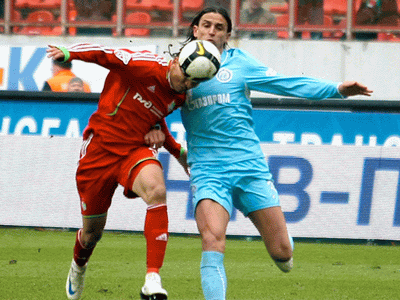 Эпизод центрального матча 5-го тура между Локомотивом и Зенитом